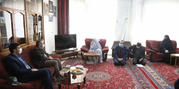 در پنجمین روز از دهه مبارک فجر دیدار استاندار مرکزی،فرماندار شهرستان اراک وهیات همراه از خانواده معظم شهیدان صفری