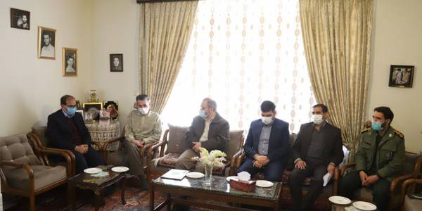 همزمان با پنجمین روز از دهه مبارک فجر انقلاب اسلامی دکترمتخلص الائمه استاندار مرکزی، مهندس هادی فرماندار شهرستان اراک وهیات همراه با حضور در منزل خانواده معظم شهیدان موسوی با خانواده این شهیدان دیدار کرند.