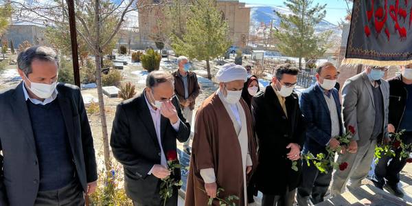 گلباران و عطر افشانی قبور مطهر شهدای روستای بزیجان همزمان با ایام الله دهه مبارک فجر با حضور حجت الاسلام والمسلمین دکتر ربانی امام جمعه شهرستان محلات، محمدرضا ناظری فرماندار شهرستان محلات و دیگر مسئولین