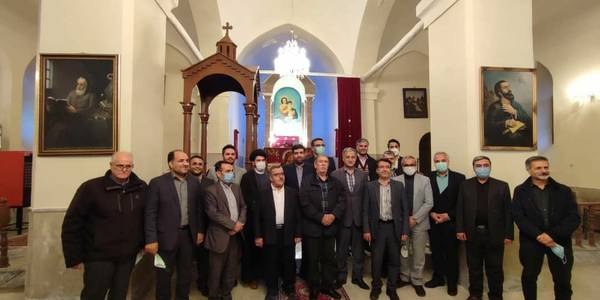 بمناسبت دهه مبارک فجر بازدید فرماندار شهرستان اراک وهیات همراه از کلیسای ارامنه اراک