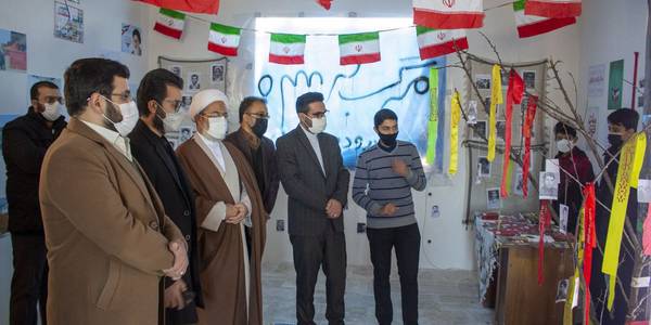 افتتاح نمایشگاه مدرسه انقلاب در دبیرستان های شهید دکتر بهشتی و علی منصوری با حضور حجت الاسلام والمسلمین دکتر ربانی امام جمعه شهرستان محلات، محمدرضا ناظری فرماندار شهرستان محلات و دیگر مسئولین