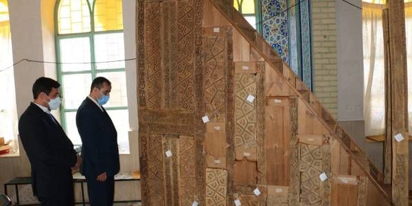 بازدید عبدالرضا حاج علی بیگی فرماندارشهرستان تفرش از روند عملیات بازسازی منبر تاریخی و نفیس روستای نقوسان.