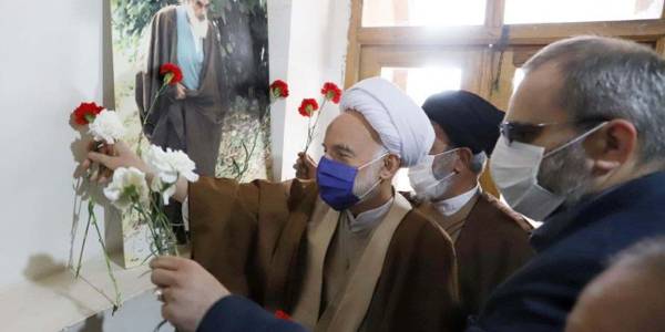 بیت تاریخی امام خمینی (ره) در خمین گلباران شد.