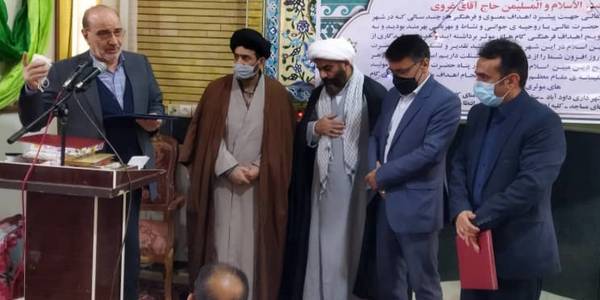 حجت الاسلام غروی امام جمعه شهر داودآباد آخرین نماز جمعه را اقامه کرد و در پایان مراسم مسئولین ونماز گزاران از زحمات ایشان قدردانی کردند