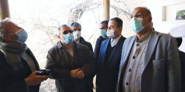 بازدید مسئولین از منزل پدری حکیم نظامی تقرشی در روستای طاد