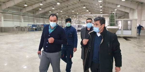 بازدید دکتر رمضانی فرماندار شهرستان شازند از شرکت بهنوش در شهرک صنعتی آستانه