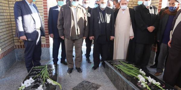 ادای احترام به مقام شامخ شهدا در گلزار مطهر شهدا در پرندک