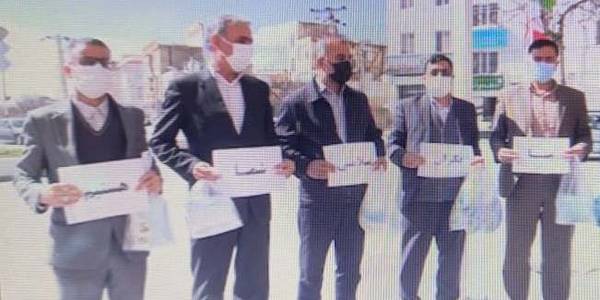 "توزیع ماسک در سطح شهر خنداب و تشویق اهالی برای رعایت شیوه نامه های بهداشتی"