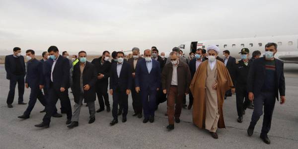 وزیر راه و شهرسازی با استقبال استاندار مرکزی، معاونان استاندار ، فرماندار شهرستان اراک و جمعی از مدیران استان وارد اراک شد.