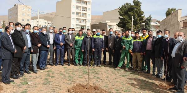 مراسم نمادین کاشت درخت همزمان با روز درختکاری با حضور محمدرضا ناظری فرماندار شهرستان محلات و دیگر مسئولین