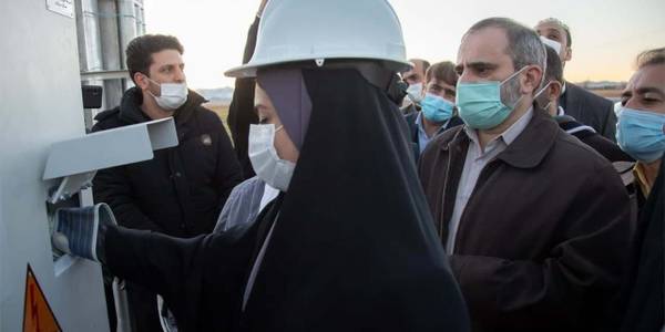 افتتاح پروژه‌های شرکت توزیع برق فراهان و نیروگاه خورشیدی در روستای غیاث‌آباد