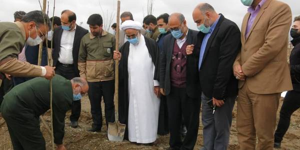 کاشت درخت با حضور فرمانده سپاه روح الله استان مرکزی و فرماندار شهرستان دلیجان