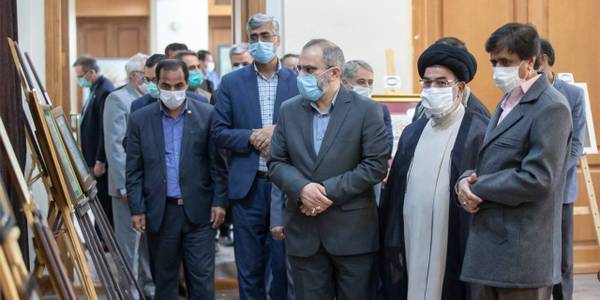 بازدید استاندار مرکزی، نماینده مردم خمین در مجلس شورای اسلامی، معاون سیاسی، امنیتی و اجتماعی استاندار و جمعی از مدیران از نمایشگاه خوشنویسی در بیت تاریخی امام خميني (ره) در خمین