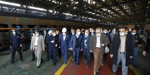 بازدید وزیر راه و شهرسازی و جمعی از مسئولین از شرکت واگن پارس