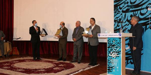 تقدیم لوح سپاس و تقدیر  دکتر حجت ا...ایوبی دبیرکل یونسکو  از عبدالرضا حاج علی بیگی فرماندار شهرستان تفرش