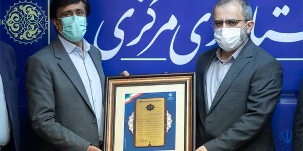 📌آیین تکریم و معارفه معاون سیاسی، امنیتی و اجتماعی استاندار مرکزی با حضور استاندار، معاونین، مدیران و از طریق ارتباط ویدئو کنفرانس با حضور فرمانداران استان برگزار شد
🔹در این آیین از خدمات و زحمات ۳۸ ماهه بهروز اکرمی در سمت معاون سیاسی، امنیتی و اجتماعی استانداری مرکزی تقدیر و بهنام نظری به عنوان سرپرست این معاونت معرفی شد