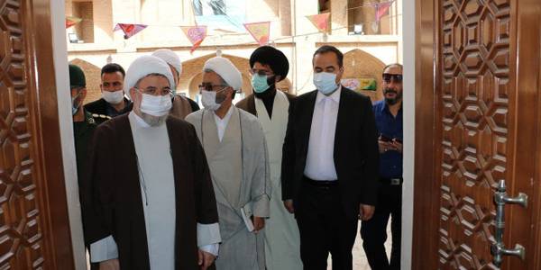 حضور آیت الله اراکی به همراه فرماندار ،امام جمعه و جمعی از مسئولان تفرش در حرم مطهر امامزاده محمد(ع) و زیارت این بقعه متبرکه.