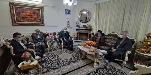 سرپرست فرمانداری ، امام جمعه و نماینده مردم خمین در مجلس با خانواده شهید مهدی رباطی دیدار کردند