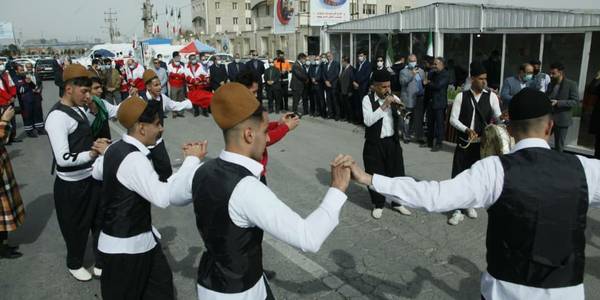 تحویل بسته های فرهنگی و گل و اجرای موسیقی زنده و شاد به همراه نمایش خیابانی از برنامه های مسئولان هنگام استقبال از مسافران نوروزی بود.