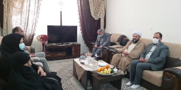 دیدار نوروزی فراهانی سرپرست فرمانداری،حجت الاسلام و المسلمین نیشابوری امام‌جمعه،اعضای شورای اسلامی شهر و رئیس بنیاد شهید و امور ایثارگران شهرستان با خانواده شهید رضا شاهبابا