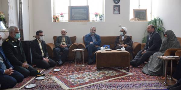 دیدار دکتر مخلص الائمه استاندار مرکزی با خانواده شهید اصغر رضایی و آزاده سرافراز حاج حسین رضایی