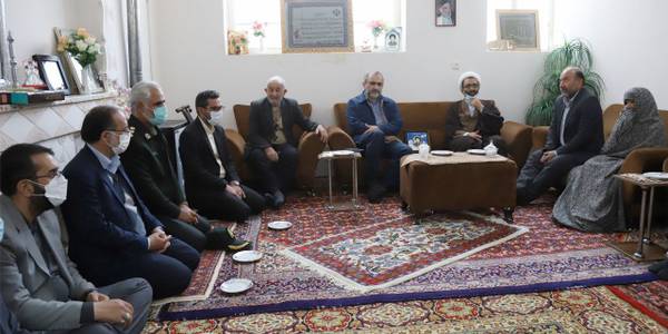 دیدار استاندار مرکزی، معاون توسعه مدیریت و منابع استانداری با خانواده شهید اصغر رضایی و آزاده سرافراز حسین رضایی