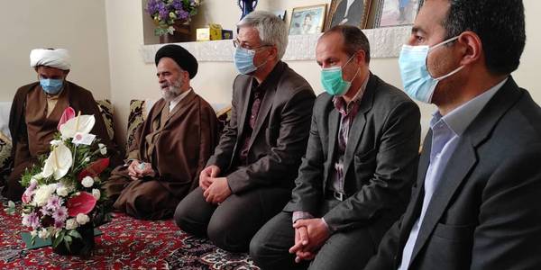 سرپرست فرمانداری و امام جمعه با خانواده اهدا کننده عضو در شهرستان خمین دیدار کردند
