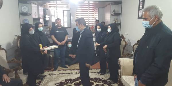 دیدارو دلجویی دکتر رمضانی فرماندار شهرستان شازند از خانواده عاجلو (اهدا کننده عضوبه هفت نیازمند ) درشازند