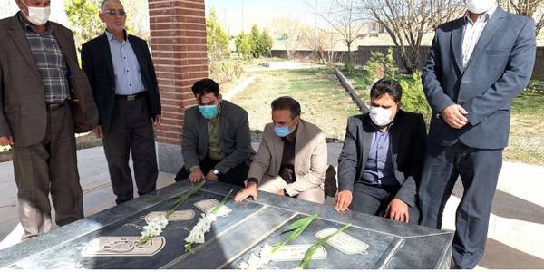 ادای احترام و گلباران گلزار شهدای گمنام شهر رازقان