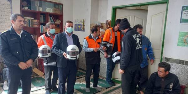 برگزاری دوره آموزشی ایمنی واهداء ۱۰۰عدد کلاه ایمنی به موتور سواران  در روستای امامزاده عباس