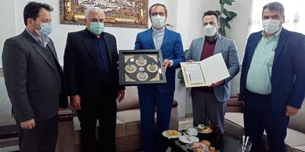 تقدیر از خدمات و سه دهه فعالیت جانباز ایثارگر و پیشکسوت کمیته امداد امام خمینی(ره) شهرستان
🔸️🔸️🔸️