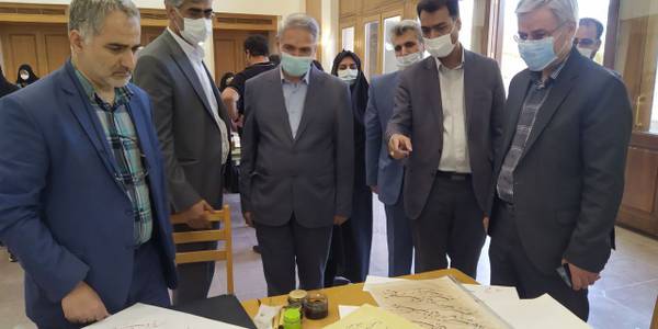 سرپرست فرمانداری و نماینده مردم خمین در مجلس از کارگاه عملی خوشنویسی کلک حقیقت بازدید کردند