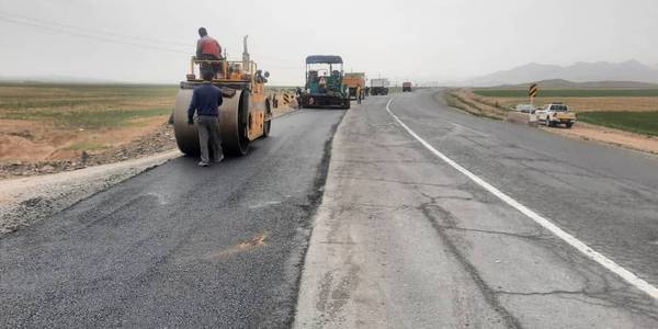 ادامه عملیات اجرایی آسفالت  محور کمیجان -ساروق