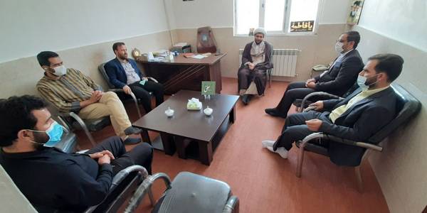 نشست فرماندار به اتفاق اعضای شورای اسلامی شهر و سرپرست شهرداری کمیجان با حجه الاسلام سعیدی امام جمعه کمیجان