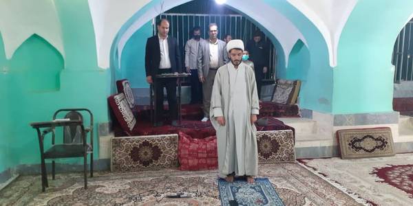 شرکت فرماندار شهرستان دلیجان در نماز جماعت روستای راوه