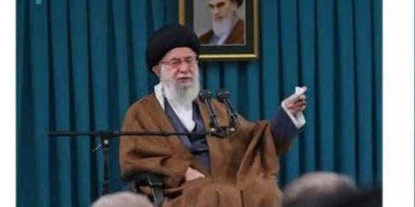 ناامید کردن مردم جفای به انقلاب است