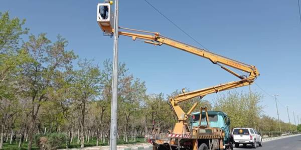 شبکه روشنایی مسیرهای منتهی و محدوده ورزشگاه امام خمینی اراک اصلاح شد.