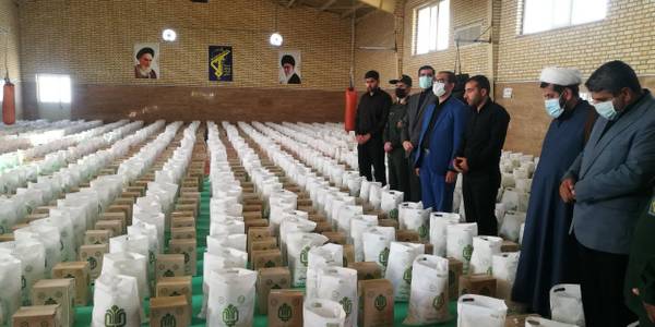 بازدید فرماندار کمیجان از نحوه توزیع بسته های موادغذایی طرح مواسات و کمک های مومنانه در بخش میلاجرد