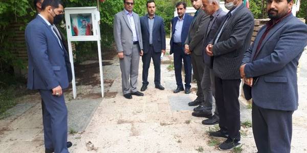 بازدید معاون فرماندار در معیت مدیرکل بنیاد شهید استان از گلزار شهدای روستای استوه
