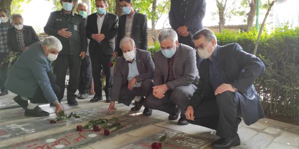 قبور مطهر شهدای  شهرستان خمین گلباران شد