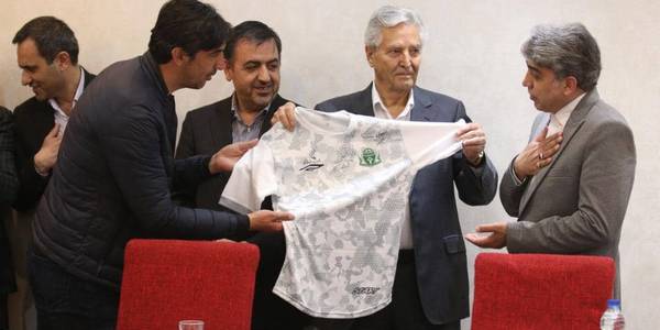 در مراسمی که با حضور سرپرست معاونت هماهنگی امور اقتصادی استانداری برگزار گردید ، سرمربی تیم فوتبال آلومینیوم اراک، به پاس حمایت از ورزش استان، بااهدا لباس این تیم،ازصنایع استان تجلیل کرد.