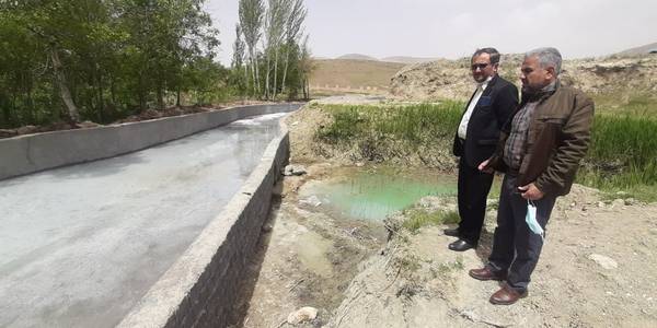 بازدید میدانی فرماندار از پروژه استخر کشاورزی و خانه عالم در حال ساخت روستای ولازجرد