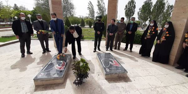 به مناسبت گرامیداشت هفته مقام معلم، گلباران قبور مطهر شهدا با حضور جمعی از فرهنگیان، دانش آموزان و مسئولین شهرستان انجام گردید.