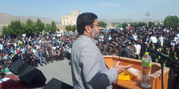 همایش بزرگ دهه هشتادی و نودی های و اجرای سرود "سلام فرمانده " در شهرستان خنداب برگزارشد.