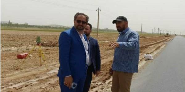 بازدید فرماندار و بخشدار مرکزی از روند اجرای پروژه آسفالت محور کمیجان-سمقاور-خنجین