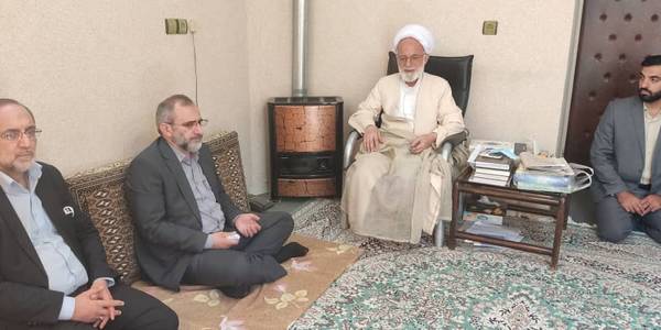 دیدار دکتر مخلص الائمه استاندار مرکزی وسید مجتبی آل یاسین معاون توسعه مدیریت و منابع استاندار با حضرت آیت الله دری نجف آبادی نماینده  ولی فقیه در استان و امام جمعه اراک