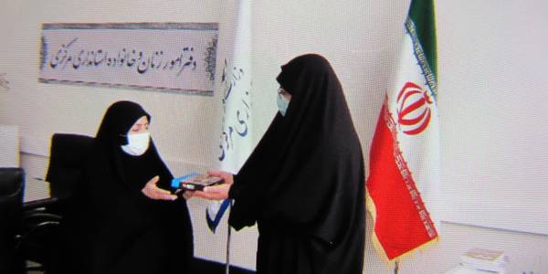 تقدیر مدیر کل  امور  زنان وخانواده  به مناسبت ولادت  حضرت  معصومه  (س) . روز  دختر  از  خانم  جعفری  با اهدای  هدیه