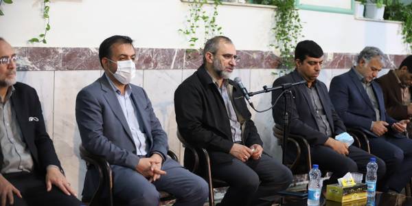 دکتر مخلص الائمه استاندار مرکزی به همراه معاونین استاندار و تعدادی از مدیران و مسئولان با حضور در مسجد فتح المبین  بعد از اقامه نماز مغرب و عشا با نمازگزاران گفتگو و مسائل و مشکلات آنان را بررسی و سوالات آنان را پاسخ داد.