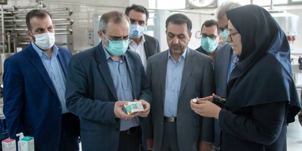 بازدید استاندار مرکزی به همراه معاون هماهنگی امور اقتصادی و توسعه منطقه ای استانداری و جمعی از مدیران از شرکت دانش‌بنیان رویال اسانس الا