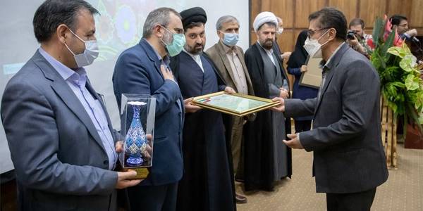 با حضور استاندار مرکزی، معاون هماهنگی امور اقتصادی استاندار و جمعی از مدیران و کشاورزان، آیین تجلیل از قهرمانان تولید بخش کشاورزی استان مرکزی برگزار شد